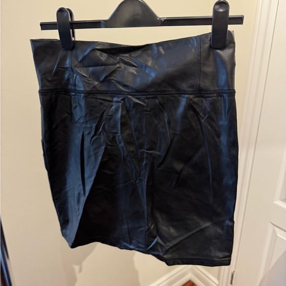 Wilfred. Aritzia. Faux leather mini. Tailored style- tight fitting. Black - Picture 1 of 5